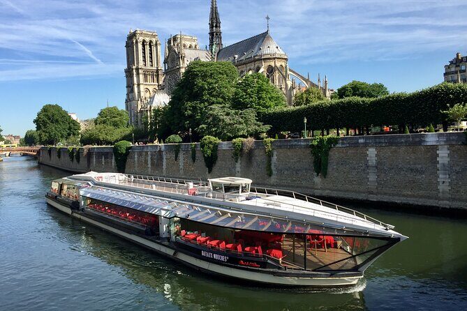 Bateaux Mouches Lunch Cruise on the Seine River in Paris - The Food Deal: French 3 courses, wine, and live music