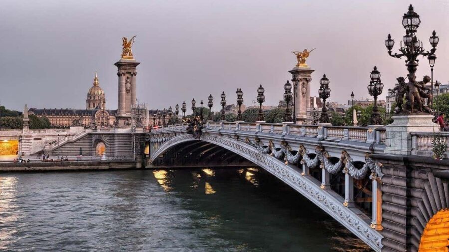 Classical and Monumental Paris Tour along the Seine River - A 150-Minute Seine Walk That Maps Big Paris Fast
