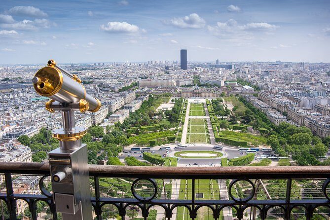 Eiffel Tower Dinner Experience and Sightseeing Seine River Cruise - Meeting by the Eiffel Tower: where the night starts (and where delays happen)