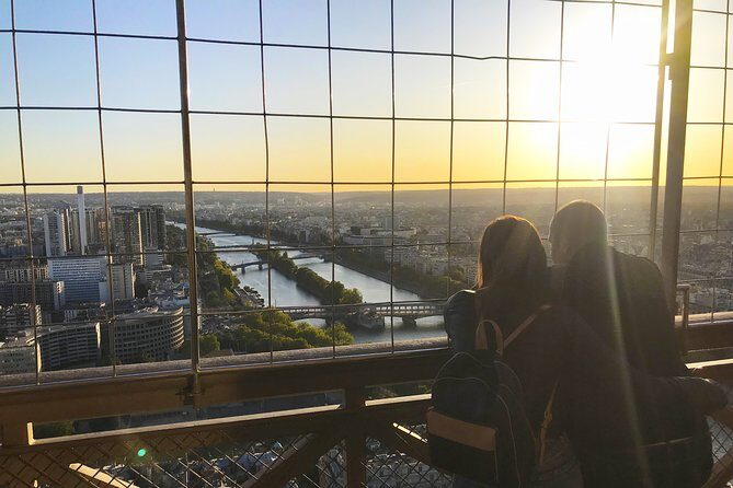 Eiffel Tower Tour by Lift and Seine Cruise - Guide quality and group size: what the experience feels like