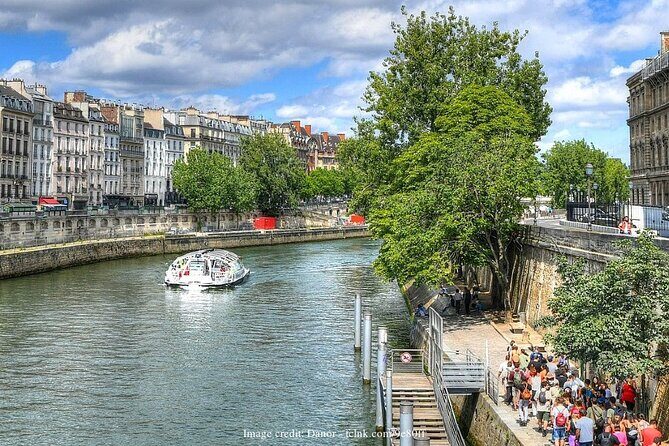Île de la Cité Private 2h Tour with Latin Quarter & Seine River - Stop 2: Quartier Latin streets, gothic churches, and Shakespeare and Co