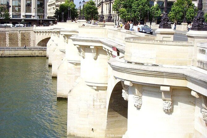Île de la Cité Private 2h Tour with Latin Quarter & Seine River - The Seine River cruise: why the water part matters