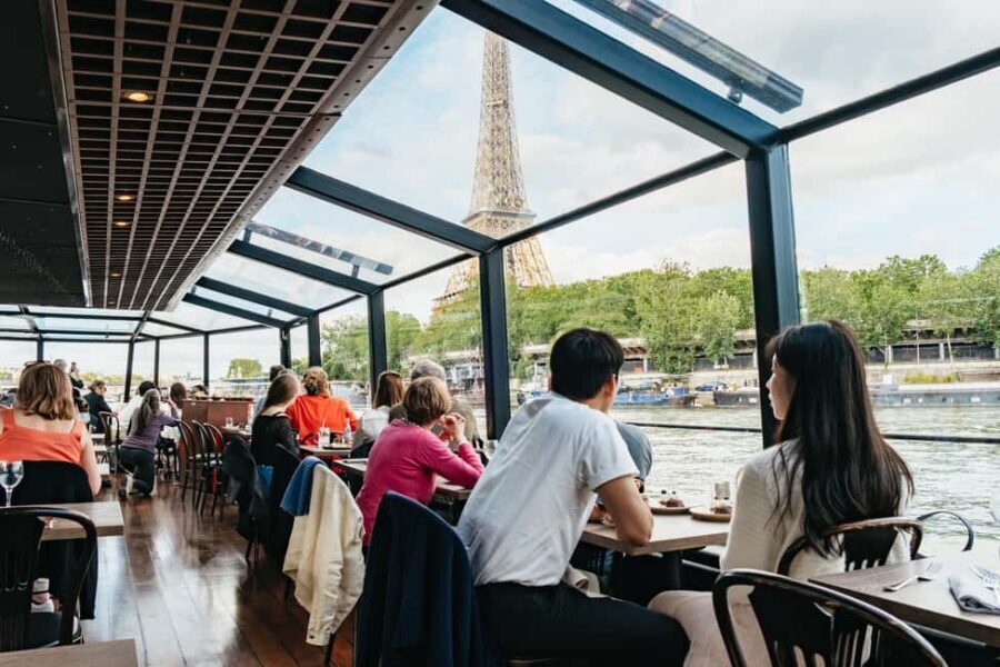 Paris : 3-Course Gourmet Dinner Cruise on Seine River - Where to sit on the glass boat (so the view doesn’t disappoint)