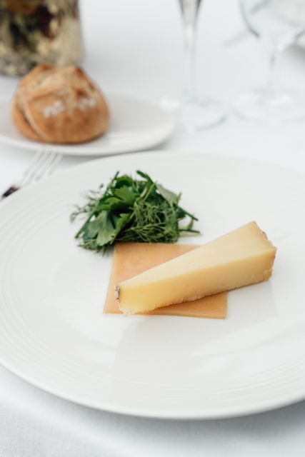 Paris: 4-Course Dinner Cruise on Seine River with Live Music - The sightseeing route: from Pont Alexandre III to the Eiffel Tower sparkle