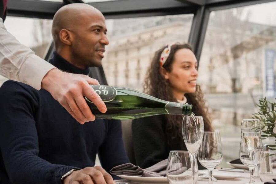 Paris: 4-Course Dinner Cruise on Seine River with Live Music - Service pace and the reality of group flow