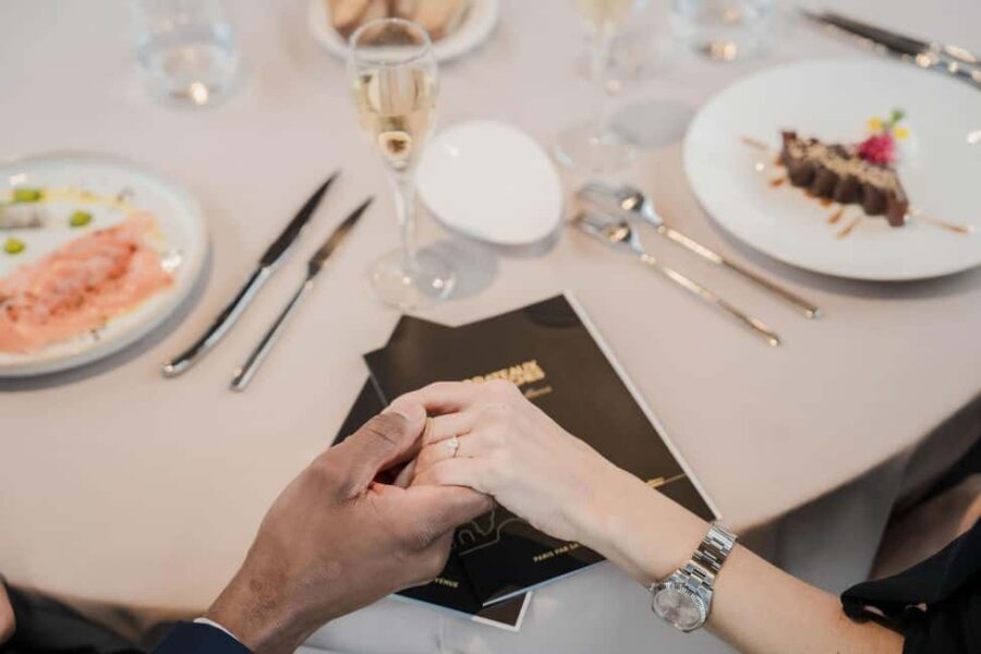 Paris: 4-Course Dinner Cruise on Seine River with Live Music - Comfort details: seating, weather, and what not to wear