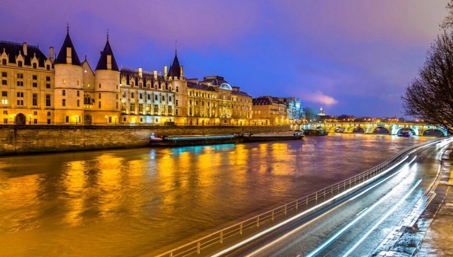 Paris: Bastille Day Dinner Cruise on the Seine River - The dinner is the main event: Champagne, foie gras, veal with truffle juice