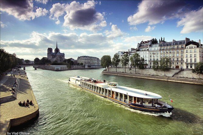 Paris Capitaine Fracasse 3 Course Seine River Dinner Cruise - Service and Atmosphere: Friendly Crew, Loud Music, and Drink Reality
