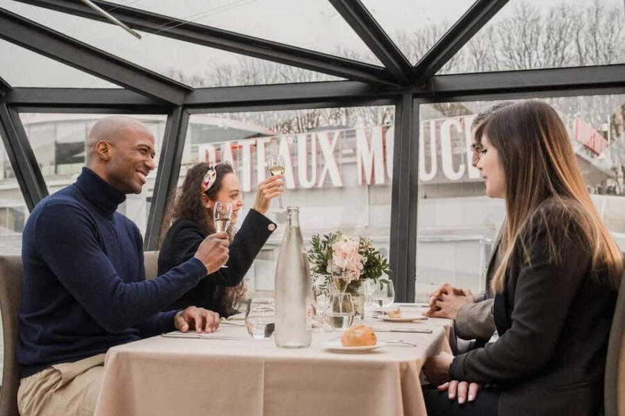 Paris : Christmas Special Lunch Cruise on the Seine River - Service, Dessert, and the Holiday Pace