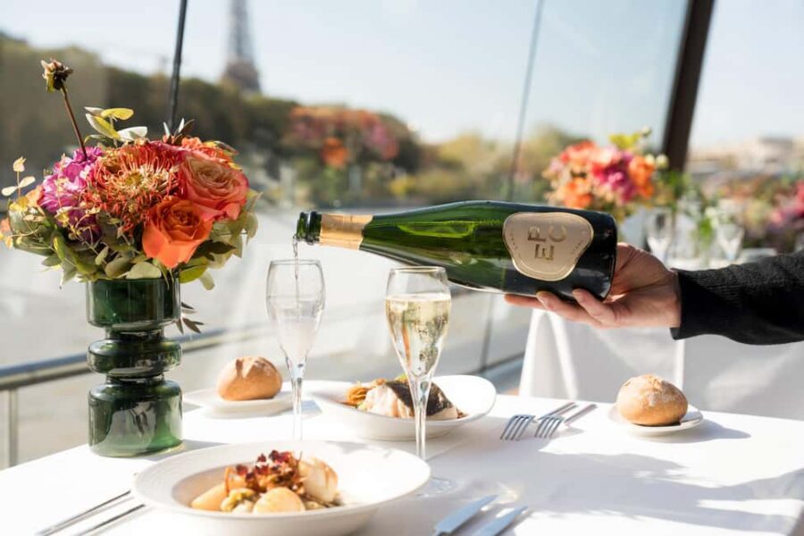 Paris : Christmas Special Lunch Cruise on the Seine River - Upper Deck vs Bay Windows: Choose Your Comfort