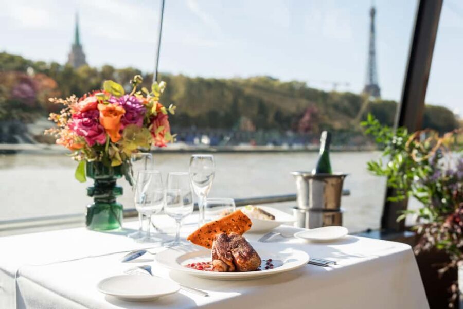 Paris : Christmas Special Lunch Cruise on the Seine River - Vegetarian Options: Plan Smart Around the Menu Choices
