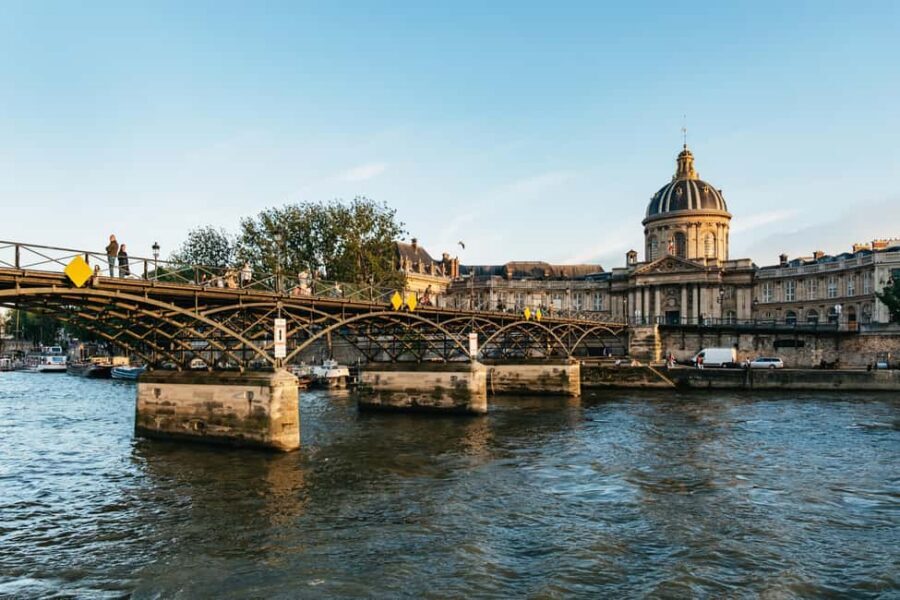 Paris: Gourmet Dinner Cruise on Seine River with Live Music - Cruising the Seine stop by stop: where to look at each moment