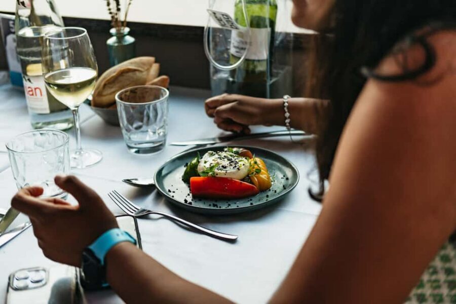 Paris: Gourmet Dinner Cruise on Seine River with Live Music - Meeting point, dress code, and how to plan your deck time
