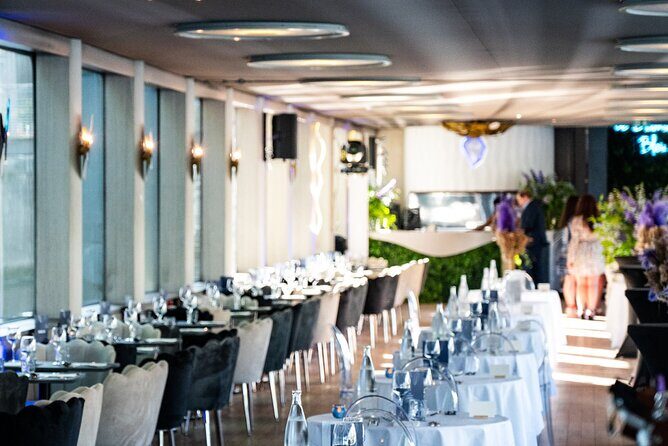 Paris Gourmet Dinner Seine River Cruise with Singer and DJ Set - Live singer and DJ set: when the music helps the cruise