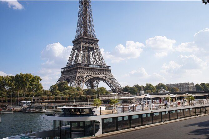 Paris Gourmet Dinner Seine River Cruise with Singer and DJ Set - Comfort and service pace: what can affect your night
