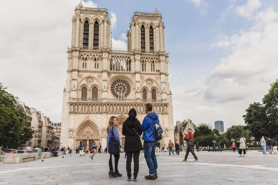 Paris: Notre Dame and Île de la Cité Walking Tour - The Île de la Cité walk: cobblestones, power, and the people behind the legends