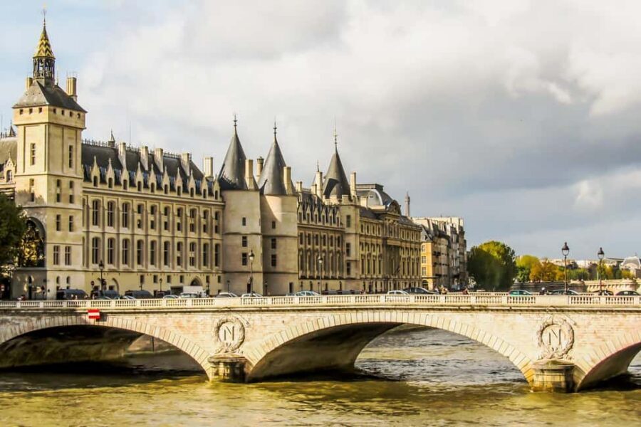 Paris: Notre Dame and Île de la Cité Walking Tour - Price and value: is $69 worth it for 150 minutes?