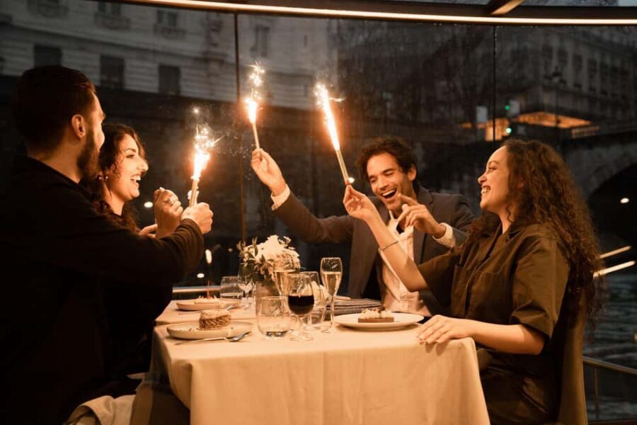 Paris : NYE Special Diner Cruise on the Seine River - The Seine Route: Île de la Cité, Bridges, Quays, and the Eiffel Tower Light Moment