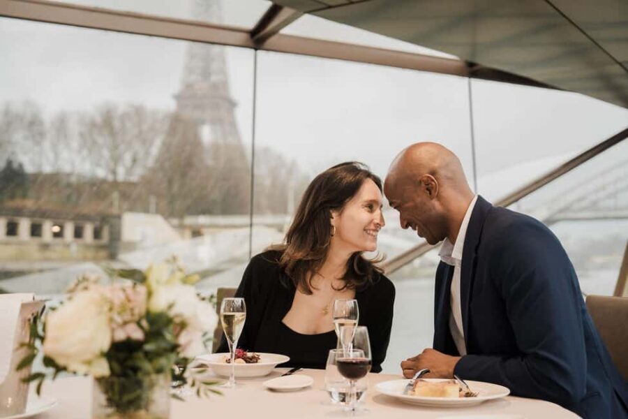 Paris : NYE Special Diner Cruise on the Seine River - 9pm Option: Piano and Violin (and an Evening That Runs Past Returning to the Dock)