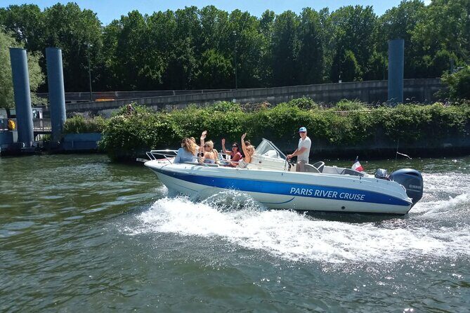 Paris Private Seine River Cruise with your Captain Guide - Saint-Germain Island to Issy-les-Moulineaux: nature and Paris changes in one stretch