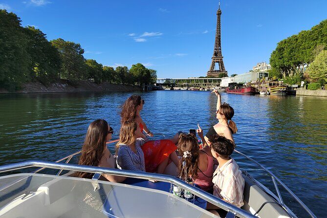 Paris Private Seine River Cruise with your Captain Guide - Statue of Liberty at Grenelle, then Eiffel Tower: the best timing for big-shots