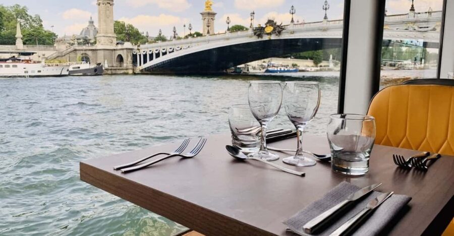 Paris: River Seine Cruise with 3-Course Lunch - Entering The Cruise at Port des Invalides (Boat IVOIRE)