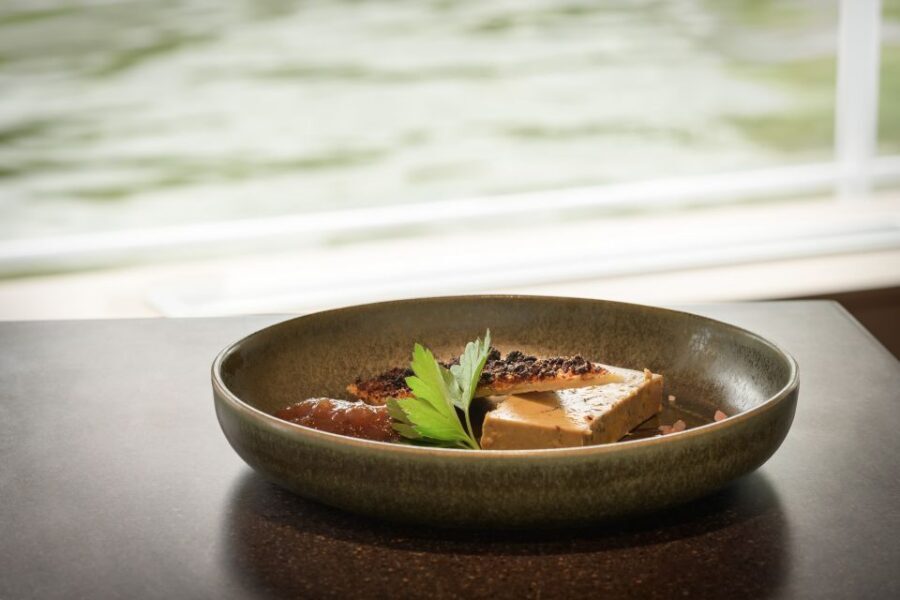 Paris: Romantic Cruise with 3-course Dinner on Seine River - Table choice: window seats vs seeing from the terrace