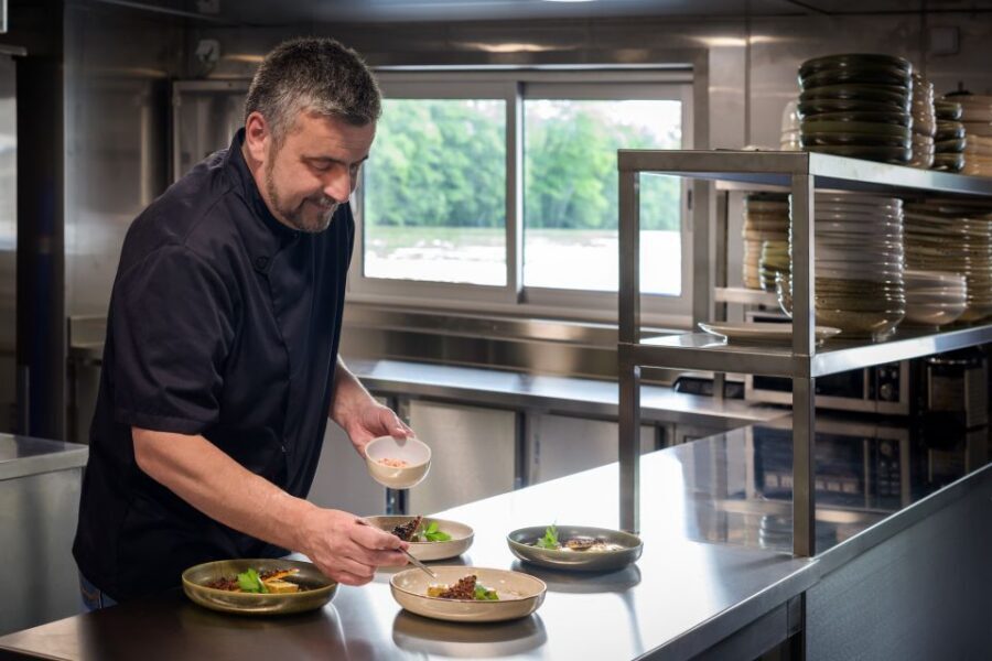 Paris: Romantic Cruise with 3-course Dinner on Seine River - Who this Seine dinner cruise suits best, and who should skip it