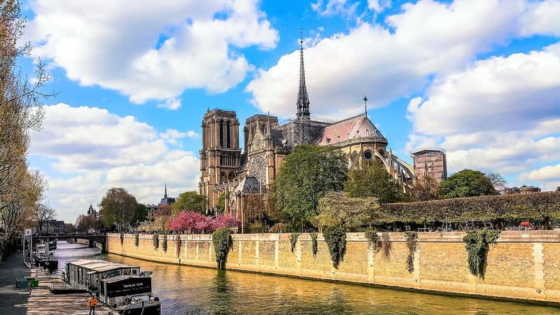 Paris: Seine Cruise & Crepe Tasting near the Eiffel Tower - The crêpe bonus at Les Terrasses du Trocadéro: what to expect
