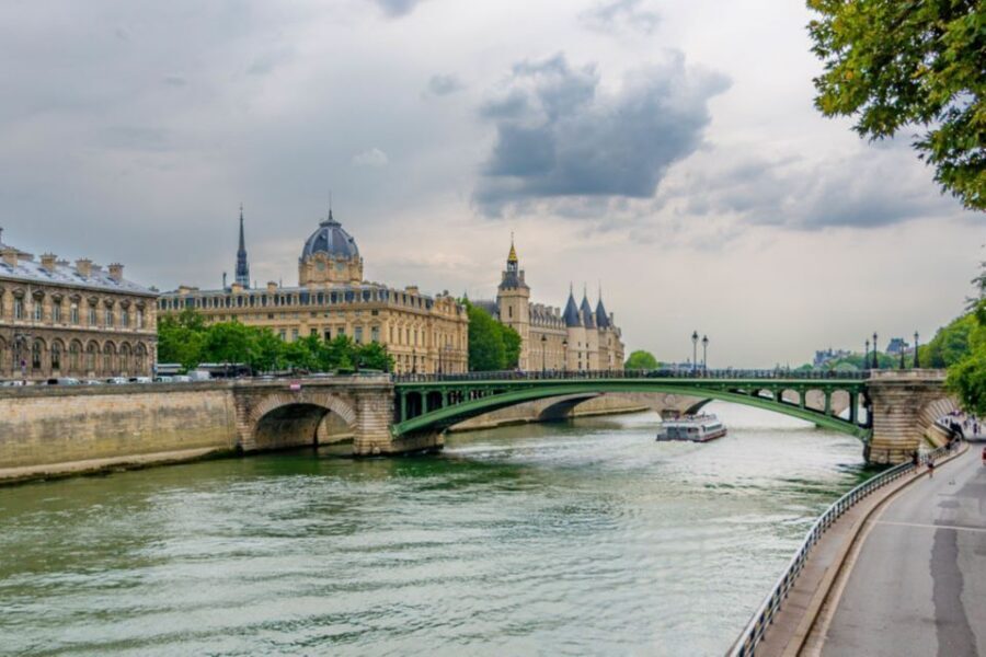 Paris: Seine Cruise with Snack/Optional Eiffel Tower Ticket - The Snack Stop: How the Included Treat Actually Plays Out