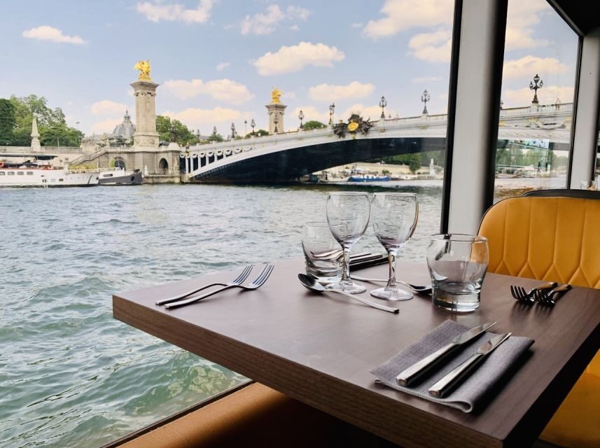 Paris: Seine River Bistronomic Dinner Cruise - The bistronomic dinner: what table-side service feels like in practice