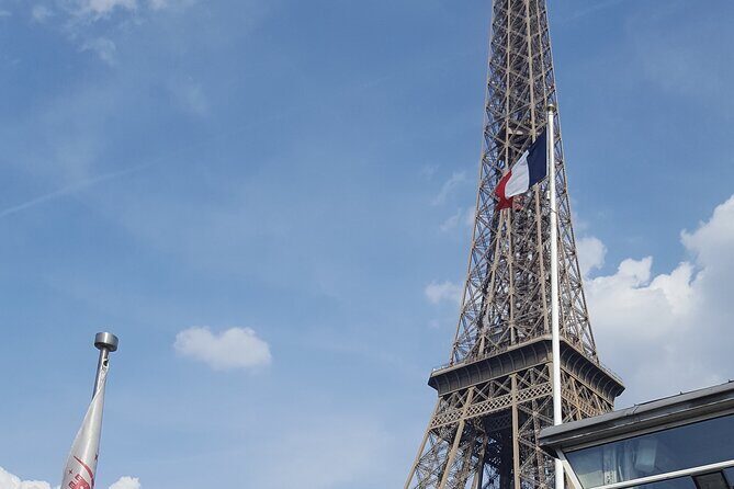 Paris Seine River Champagne Tasting Cruise - A few landmark moments: Musée d’Orsay, Louvre area, and Grand Palais