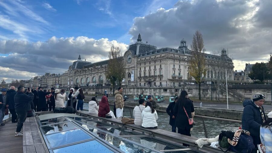 Paris: Seine River Cruise and 3-course Bistro Lunch - The one-hour Seine cruise: landmark-by-landmark sightseeing