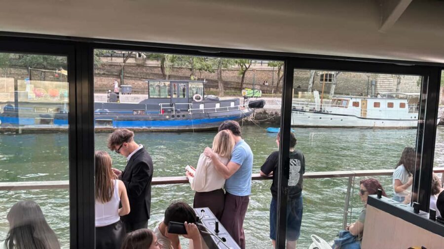Paris: Seine River Cruise and 3-course Bistro Lunch - Who should book this tour (and who might not)