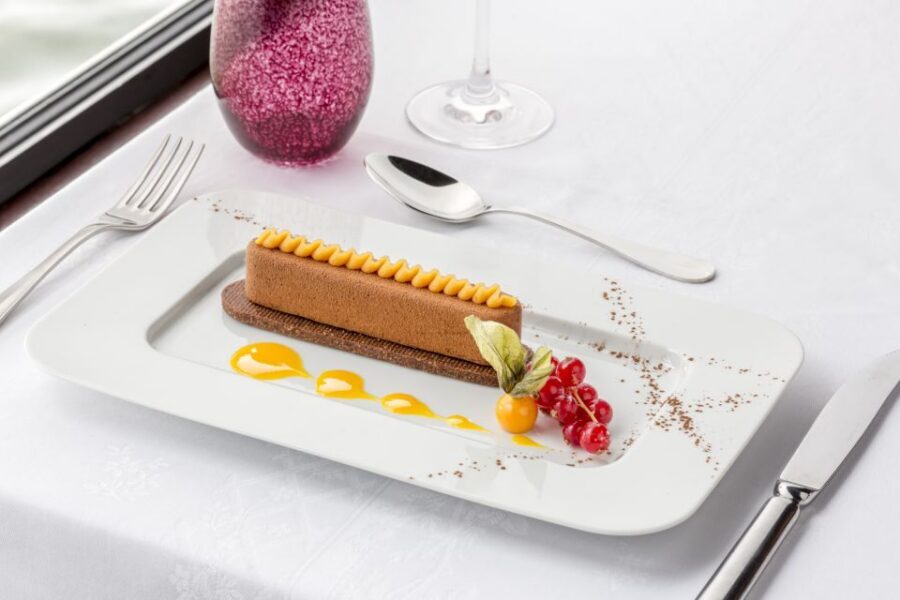 Paris: Seine River Cruise with 3-Course Dinner & Live Music - Why This Seine Dinner Cruise Feels More Like VIP Dining Than Sightseeing