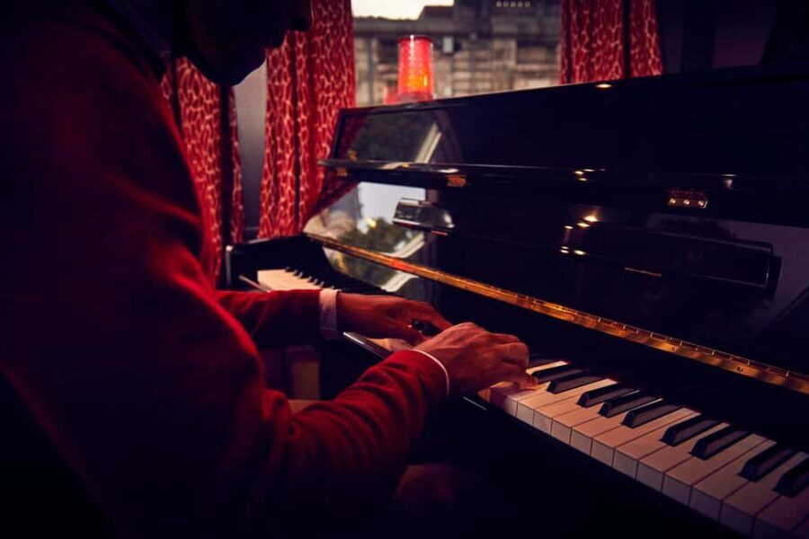 Paris: Seine River Cruise with 3-Course Dinner & Live Music - Live Music That Fits the Room: How the Piano and Singer Change the Feel