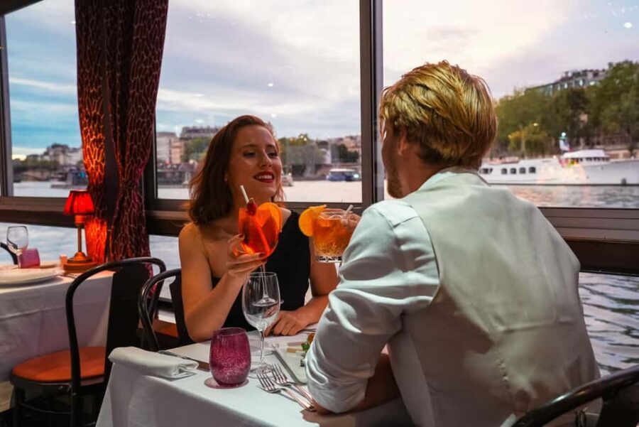 Paris: Seine River Cruise with 3-Course Dinner & Live Music - Smart Packing and Dress Code Notes for a Comfortable Ride