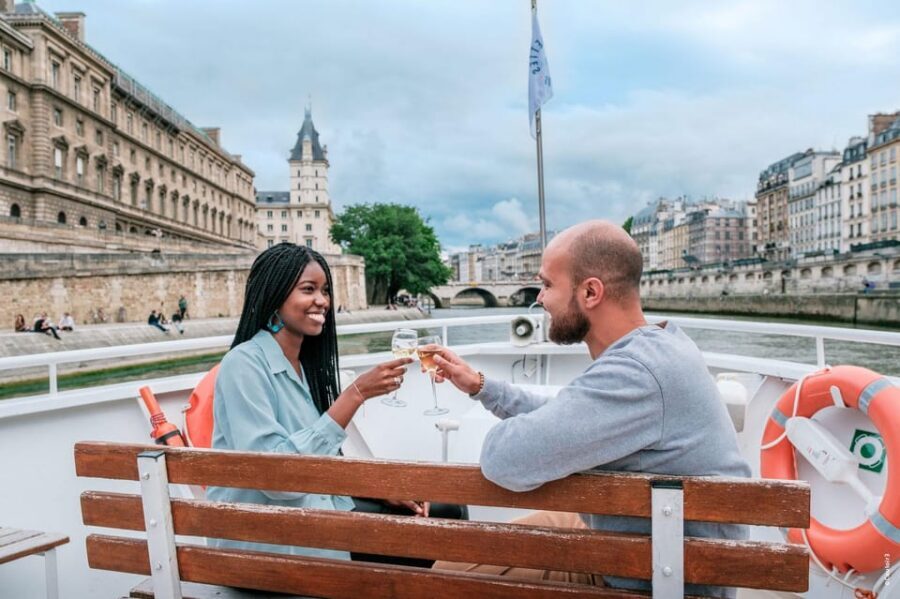 Paris: Seine River Cruise with Champagne from Eiffel Tower - Île de la Cité and Notre-Dame: the moment the river narrows into drama