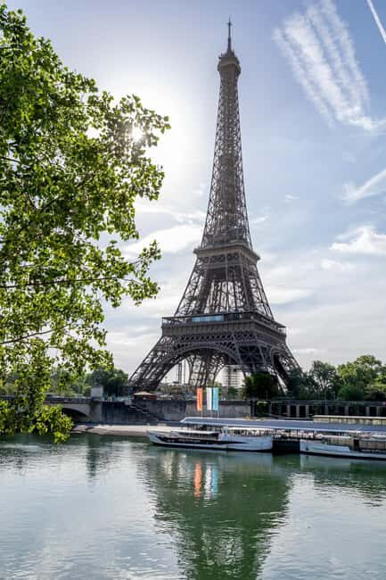 Paris: Seine River Cruise with Champagne from Eiffel Tower - Getting on at Vedettes de Paris near the Eiffel Tower