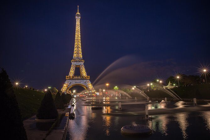 Paris Seine River Dinner Cruise by Maxim's with Champagne & Music - Live music: piano singer energy without killing the romance