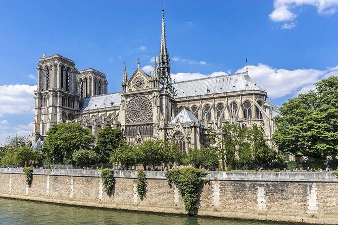 Paris Seine River Dinner Cruise with Champagne and Window Seating - Seine dinner cruise: what the night feels like in motion