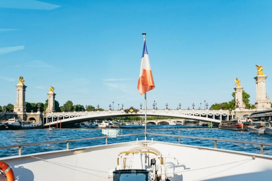 Paris: Seine River Panoramic Views Dinner Cruise - Why This Seine Dinner Cruise Feels More Like a Date Than a Tour Group