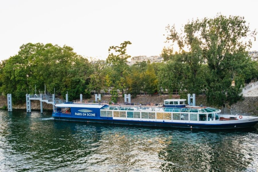 Paris: Seine River Panoramic Views Dinner Cruise - Service, Ambience, and the Onboard Photographer Detail