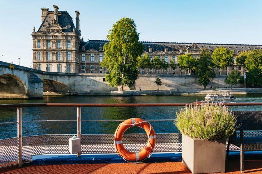 Paris: Seine River Panoramic Views Dinner Cruise - The Cocotte Dinner: Classic French Comfort, Served at River Speed
