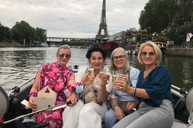 Paris Seine River Private or Shared Boat Tour - Statue of Liberty on Île aux Cygnes: the clever mini first impression