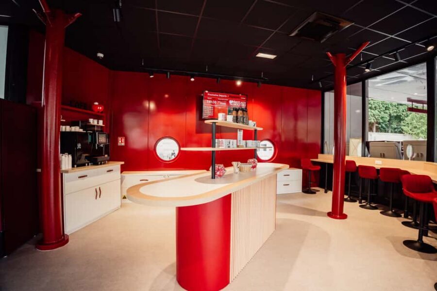 Paris: Seine River Sightseeing Cruise by Bateaux Mouches - Audio guide on your smartphone: clear context, one common problem