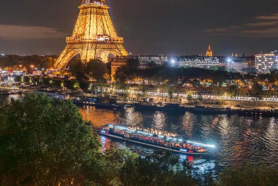 Paris: Seine River Sightseeing Cruise by Bateaux Mouches - Crowds and comfort: how to stay relaxed on a packed boat