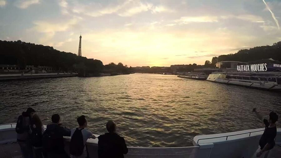 Paris: Seine River Sightseeing Cruise by Bateaux Mouches - Sparkling cruise option with champagne: when it’s worth the splurge