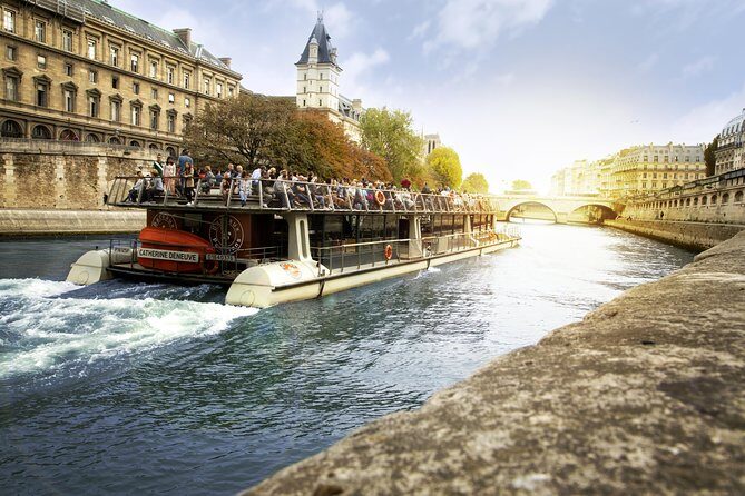 Paris Seine River Sightseeing Cruise with Commentary by Bateaux Parisiens - Boarding at the Eiffel Tower: Easy Start, Watch the Lines
