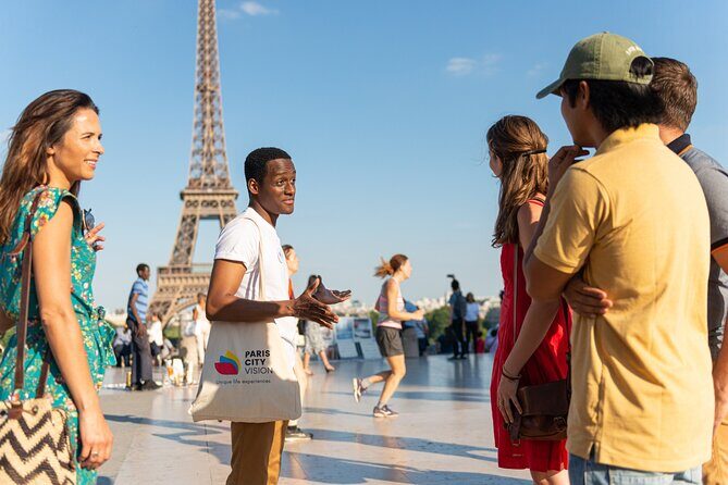 Paris Tour with Lunch at the Eiffel Tower and Seine River Cruise - The city tour window: how to use the audio while you pass Paris landmarks